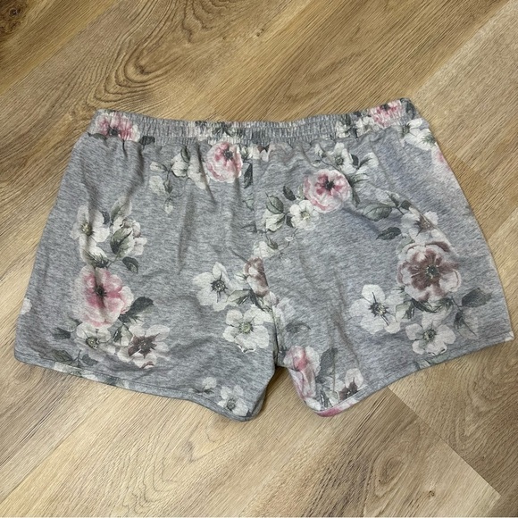 a:glow Maternity Floral Shorts size M - Picture 2 of 3
